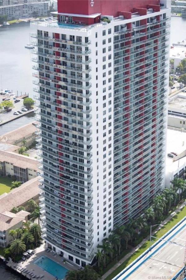 Beachy Vibes Studio, 2 Full Beds, Near Everything -30b Apartment